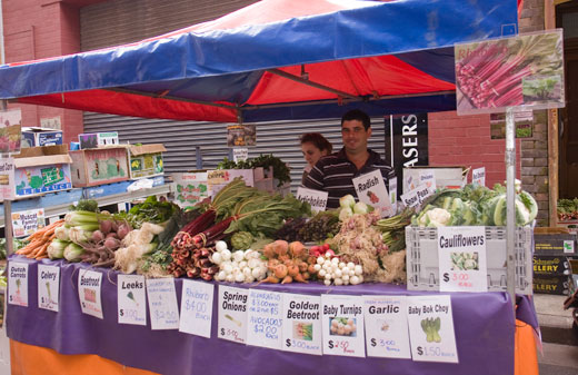 pitt_town_farmers Hawkesbury region market gardener, Andrew Muscat, supplies local food at a number of farmers' markets in Sydney.