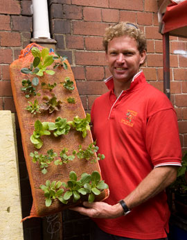 vertical_garden Darren Craig's vertical gadren is a low-tech approach to food production for people with a horizontal space deficit.